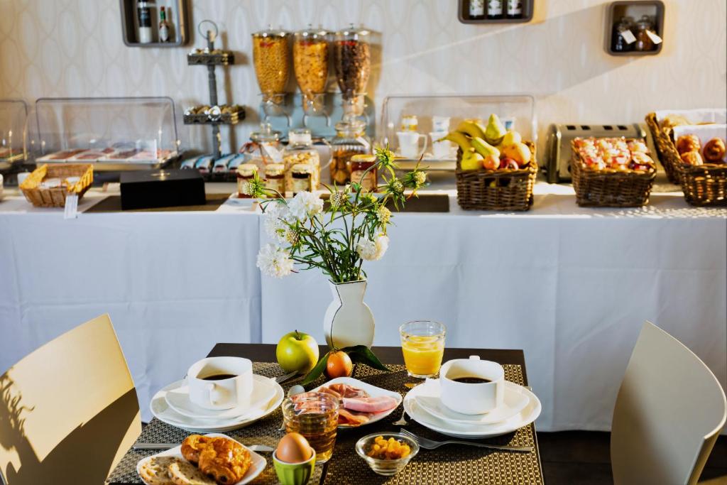 Petit-déjeuner buffet à Forme-Hôtel avec produits frais et locaux
