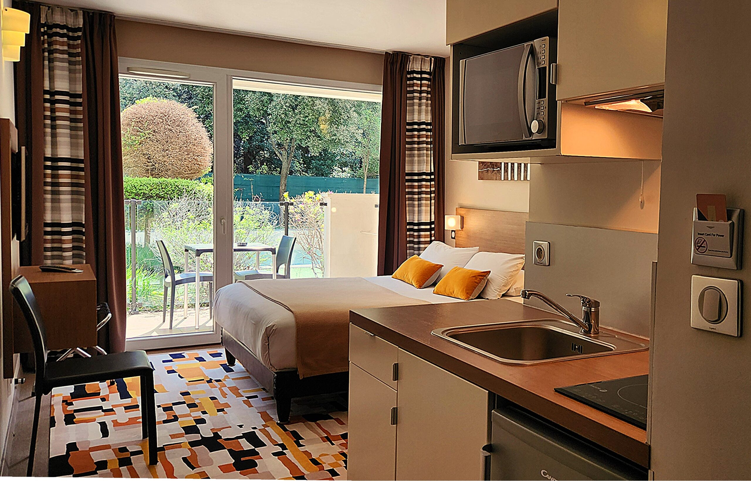 Chambre supérieure avec terrasse et cuisine