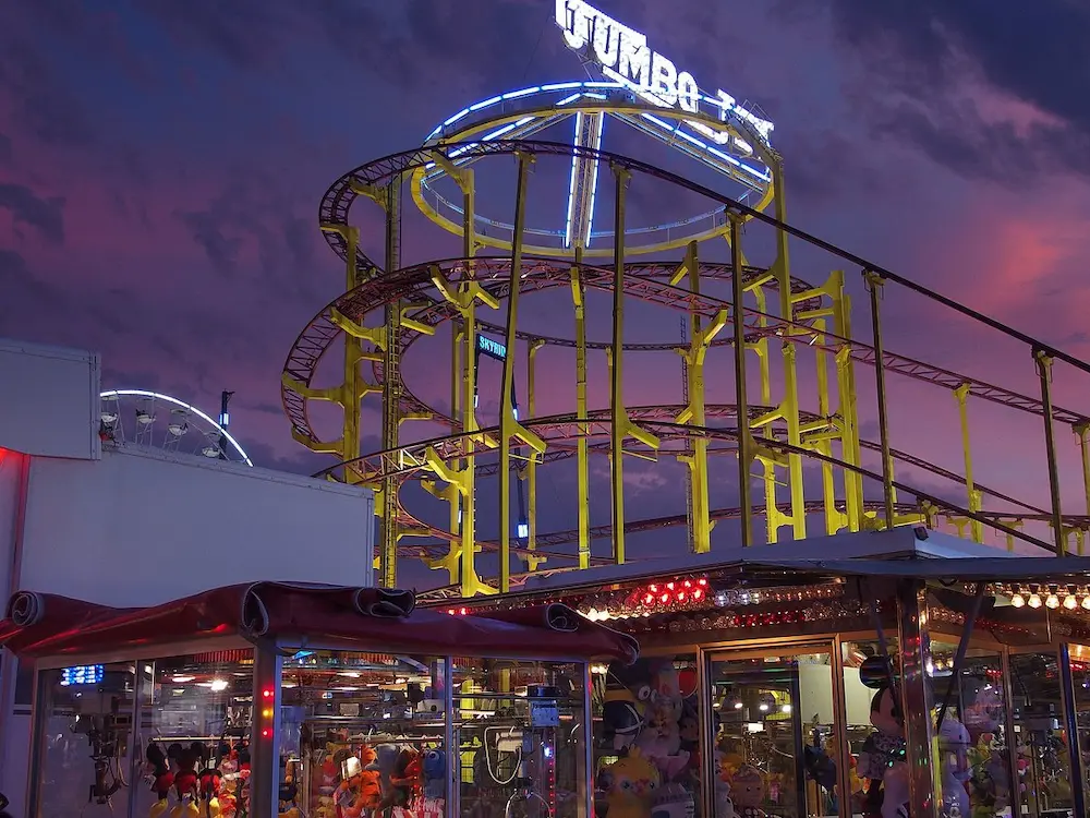 Manège sensationnel au parc d’attractions amigoland près de Forme-Hôtel