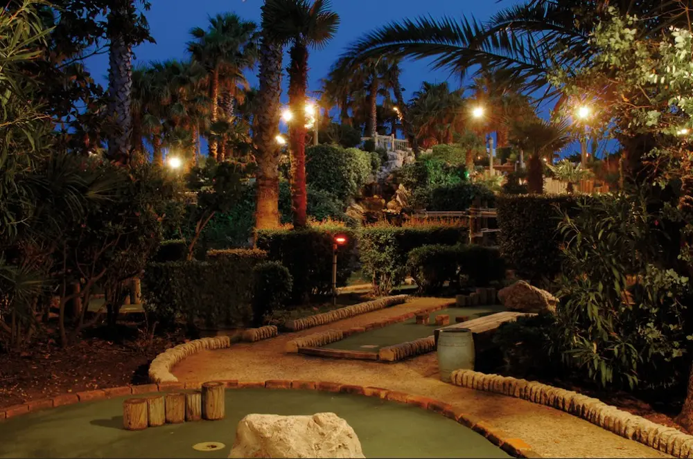 l'aventure mini golf au grau-du-roi à 28 km du Forme-Hôtel