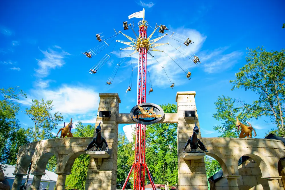 Manège sensationnel au parc d’attractions babyland près de Forme-Hôtel