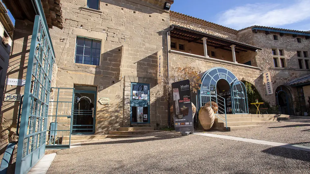 Exposition au musée musée de la poterie méditerranéenne près de Forme-Hôtel