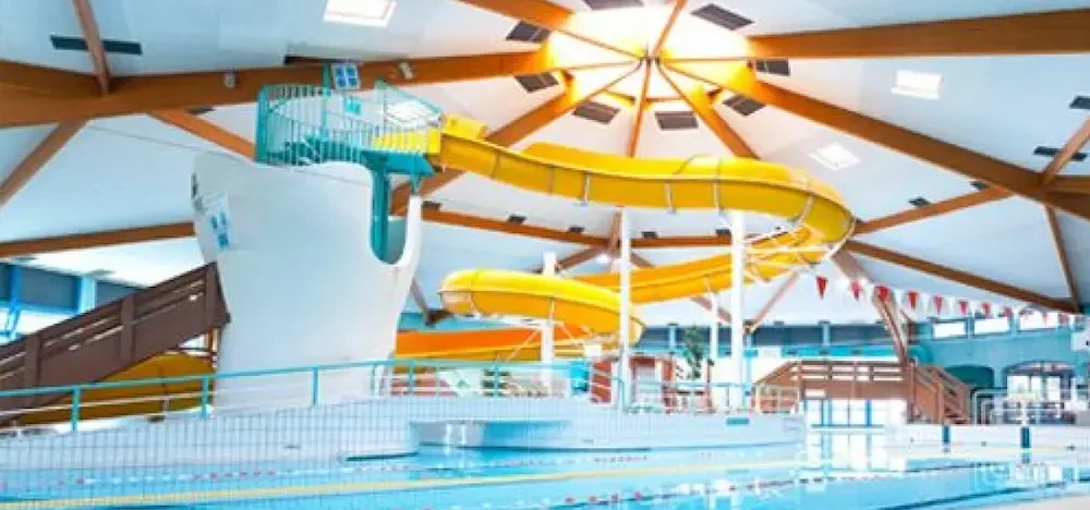 Toboggan sensationnel a l'espace le grand bleu près de Forme-Hôtel