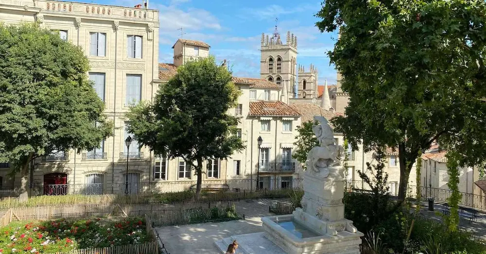 place de la canourgue proche du forme-hôtel