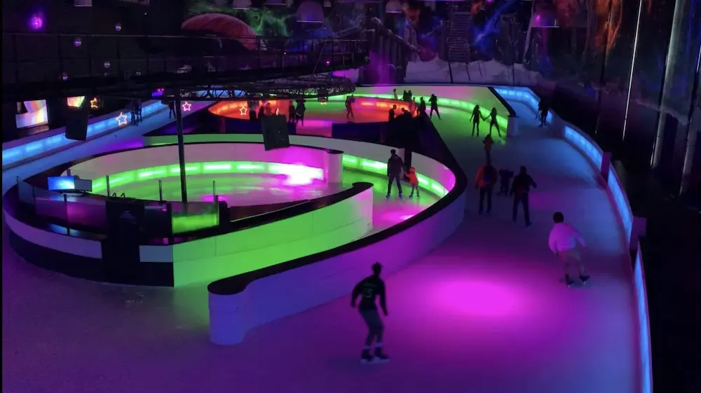 Patineurs à la patinoire Végapolis près de Forme-Hôtel