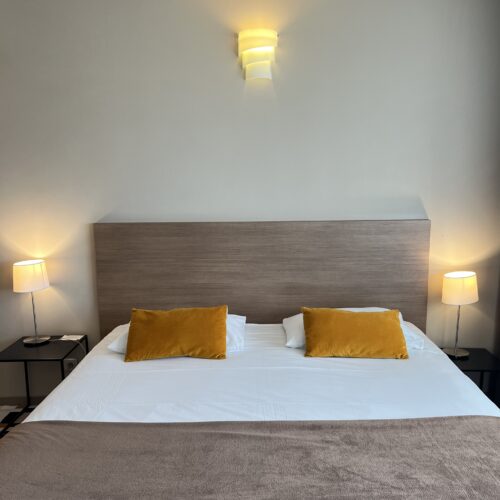 lit double de la chambre triple