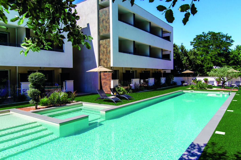 Piscine et facade extérieure