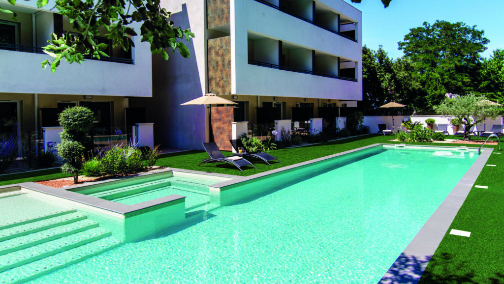 Piscine de 20m de long avec bain à remous