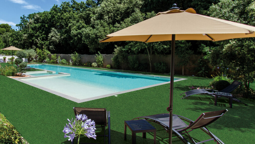 Transats au bord de la piscine