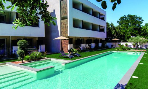 Piscine de 20m de long avec bain à remous