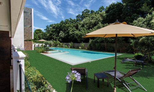 Transats au bord de la piscine