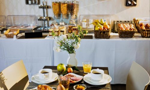 Petit-déjeuner buffet à Forme-Hôtel avec produits frais et locaux