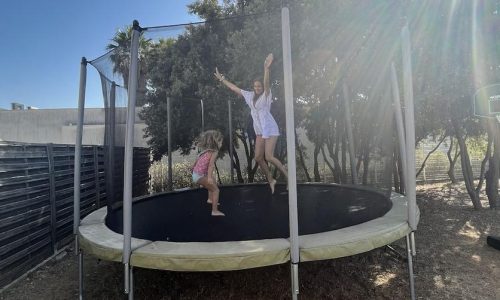 Trampoline extérieur à Forme-Hôtel pour le plaisir des enfants et des adultes